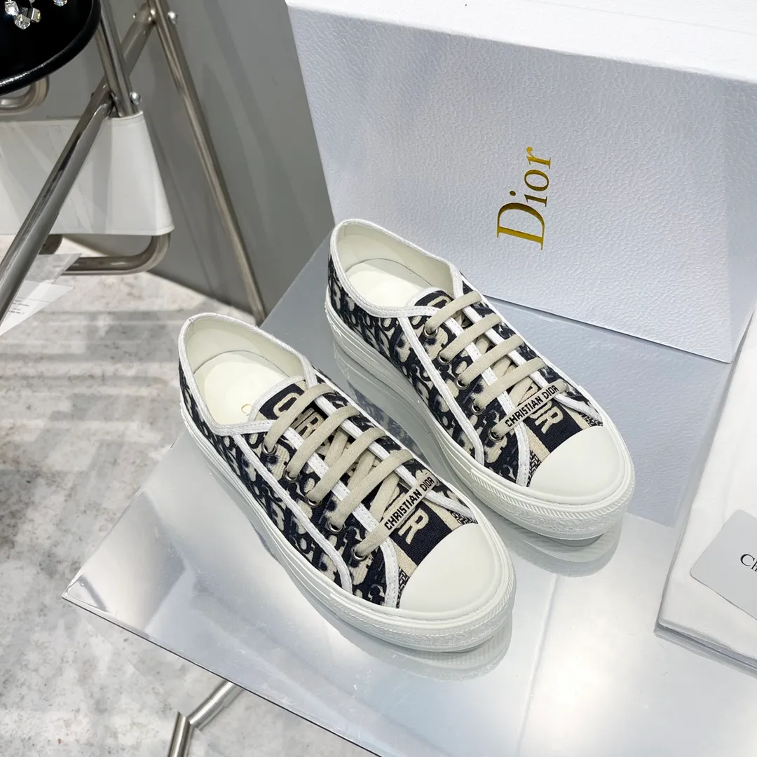 👟👟Ex-factory price 480👟👟 After half a year of repeated debugging♻️Taikoo Hui original purchased, upgraded and shipped ♻️DIOR embroidered sneakers series Double-sided three-dimensional embroidery of pure cotton silk, ♻️True to the original 1🆚1 shipment, from hardware, shoelaces, outsole, 👟👟factory price U mid-pad... The upper fabric is double-sided pure cotton silk three-dimensional electric embroidery ♻️▪️Foot pads: imported cowhide of the same color, comfortable to the feet ▪️My last version is exactly the same as Z👟👟factory price, welcome to compare with three companies I have 36 most complete colors, code number: 35-40